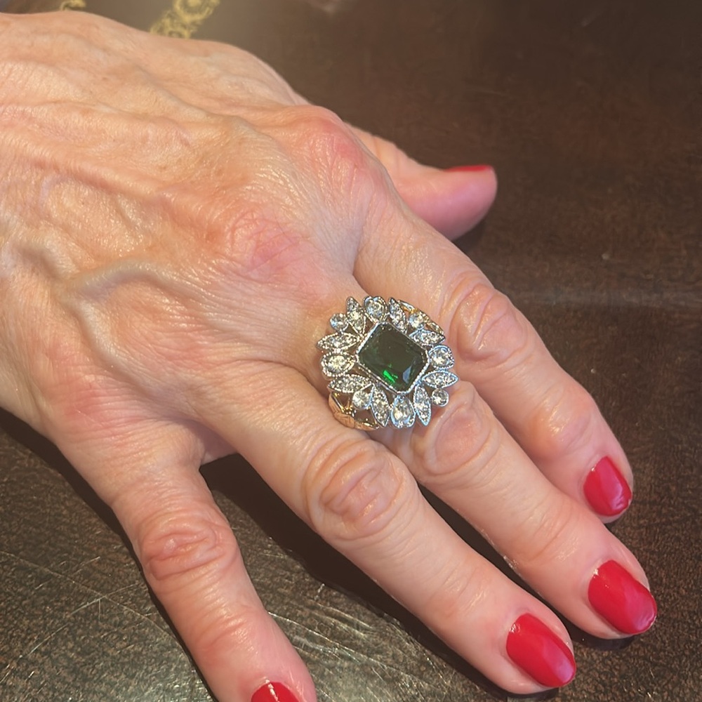 Elegant Green and Silver Women's Ring - Picture 2 of 2